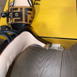 Selling these fendi shoes size US 7